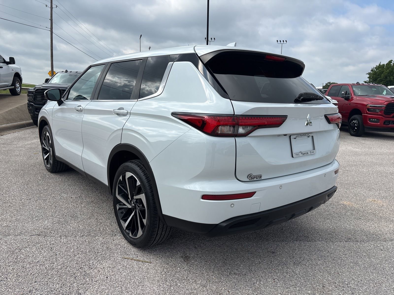 Used 2022 Mitsubishi Outlander ES AWD/4WD image 4