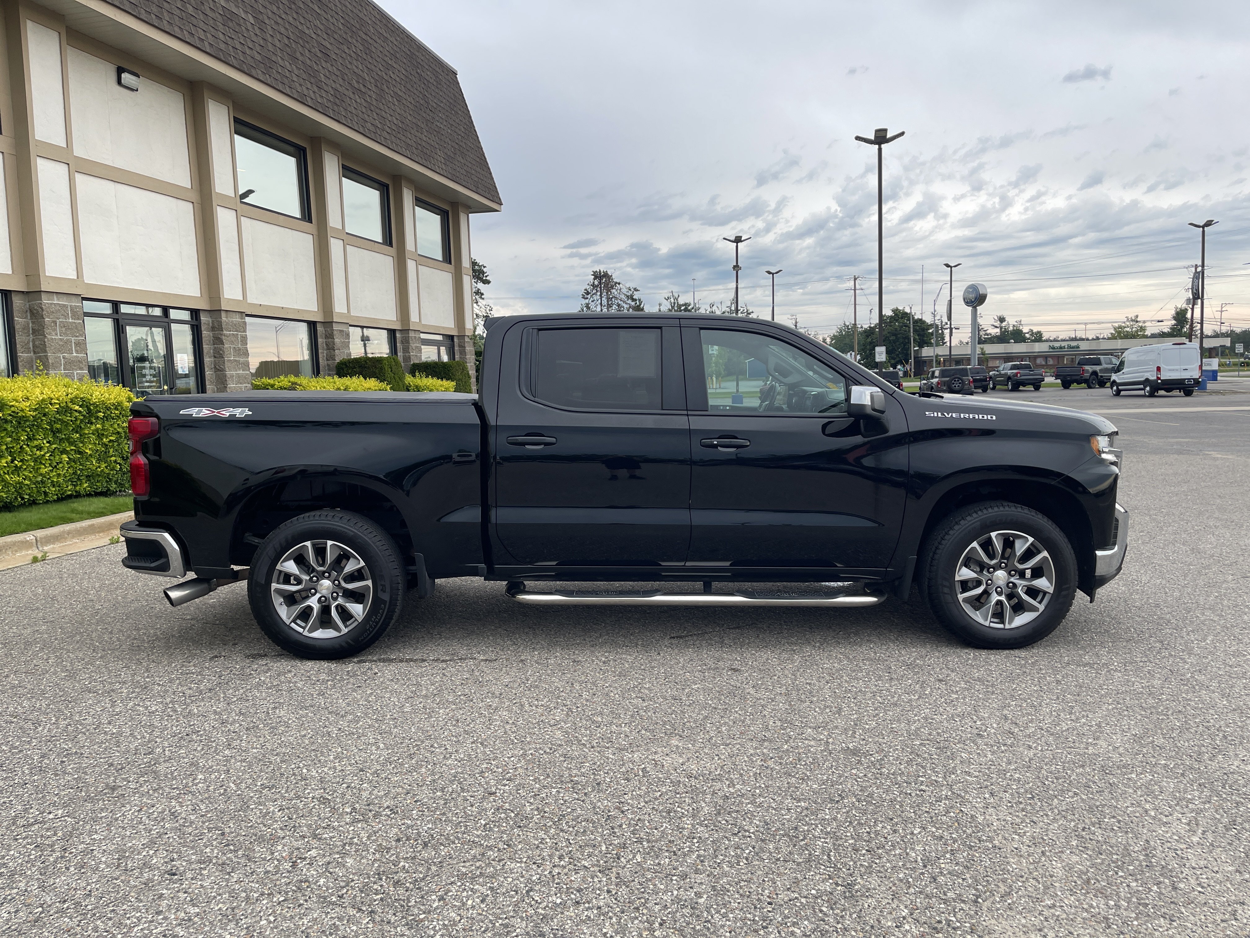 Used 2021 Chevrolet Silverado 1500 LT AWD/4WD image 2