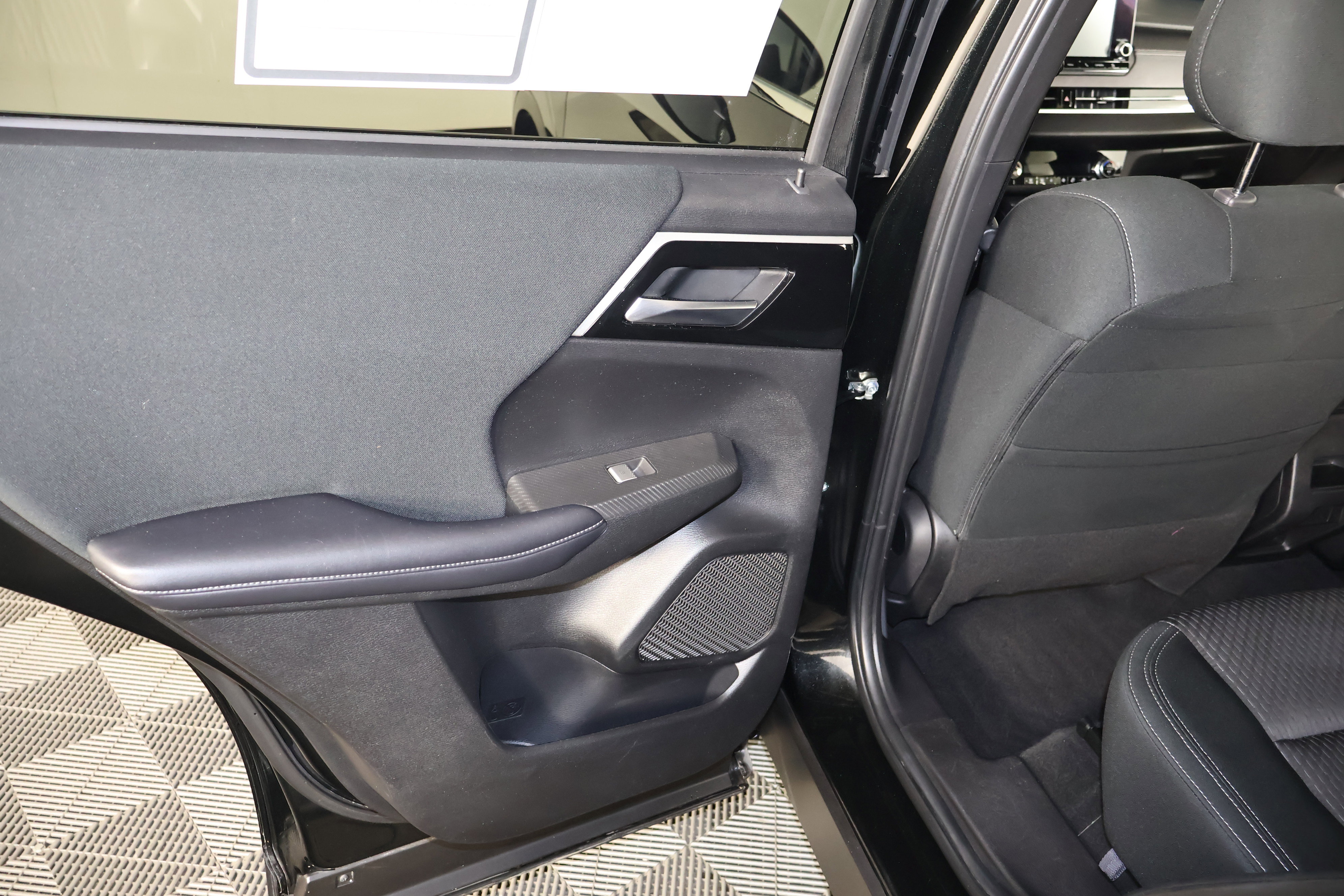 Used 2024 Mitsubishi Outlander ES image 44