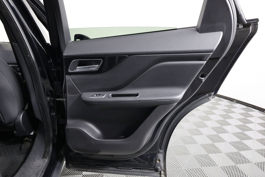 Used 2017 Jaguar F-PACE Premium image 23