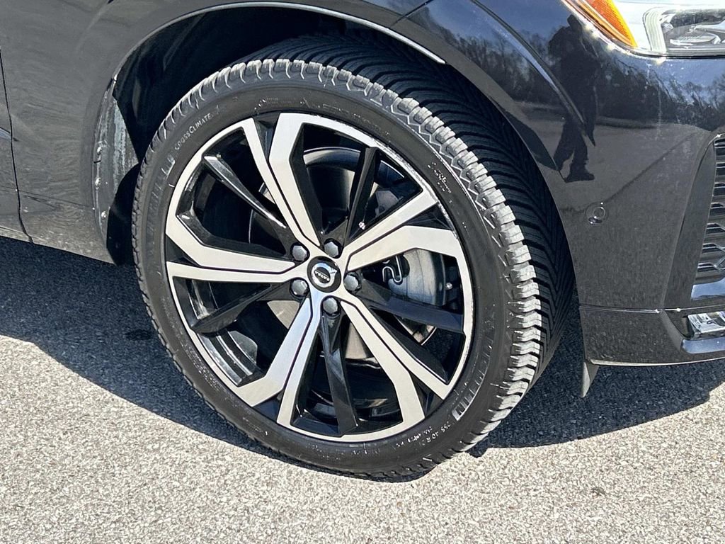 Used 2022 Volvo XC60 B6 R-Design image 9