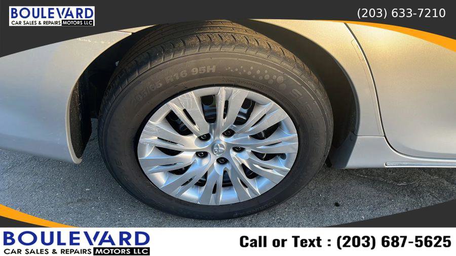 Used 2012 Toyota Camry L image 34