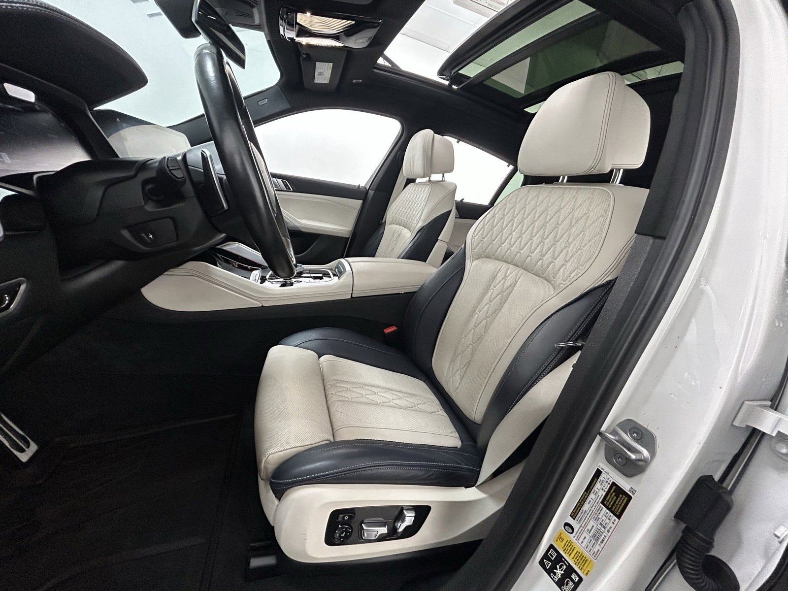 Used 2023 BMW X6 M50i w/ Executive Package image 26