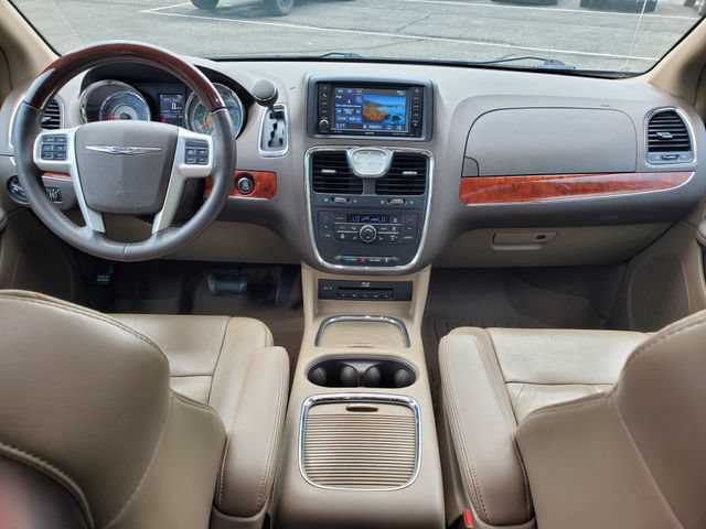 Used 2015 Chrysler Town & Country Limited Platinum FWD image 15