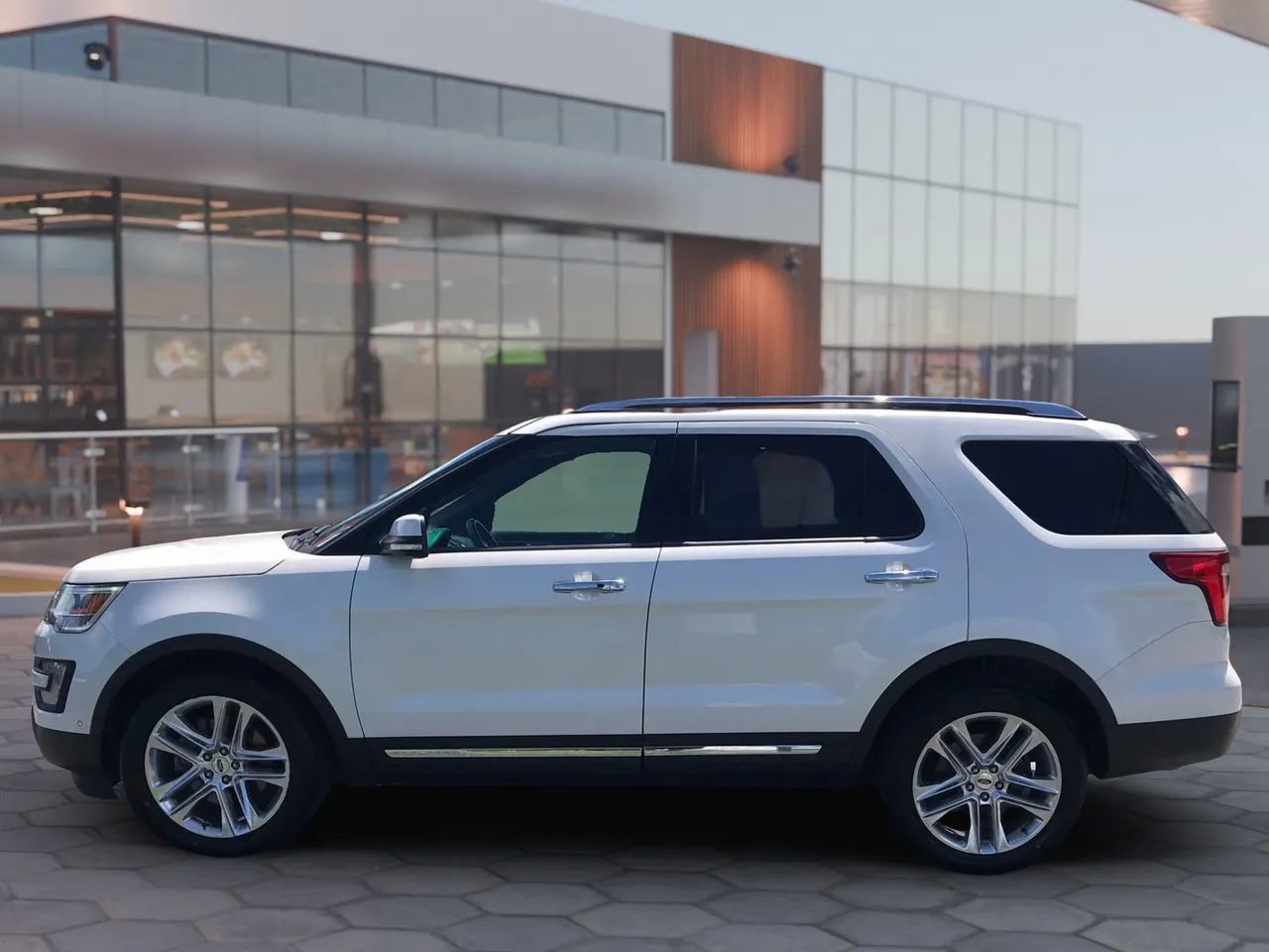 Used 2017 Ford Explorer Limited w/ Equipment Group 301A AWD/4WD image 8