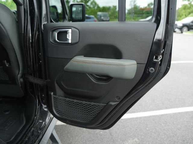 Used 2025 Jeep Gladiator Mojave AWD/4WD image 22