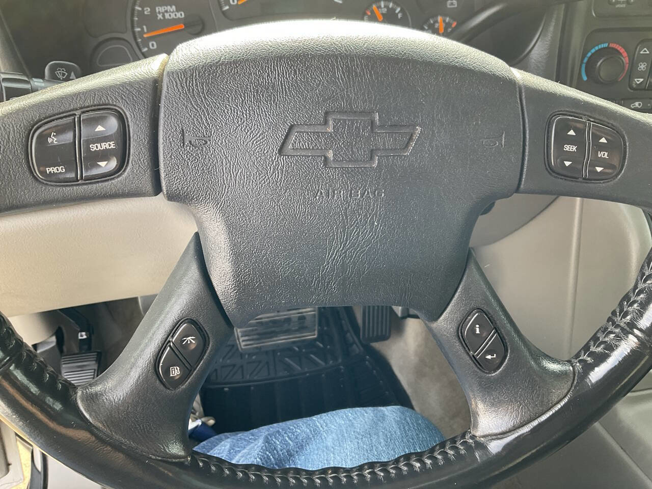 Used 2005 Chevrolet Suburban Z71 w/ Preferred Equipment Group image 17