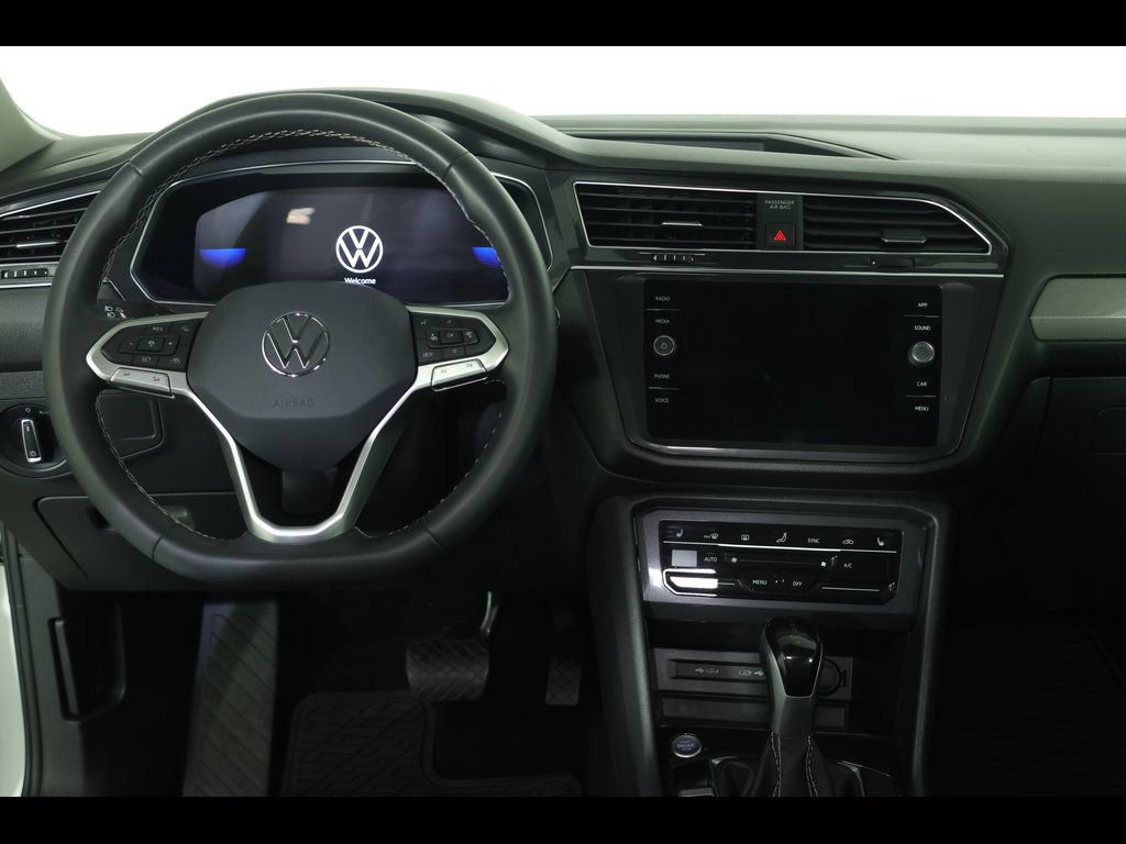Used 2023 Volkswagen Tiguan SE w/ Panoramic Sunroof Package FWD image 18