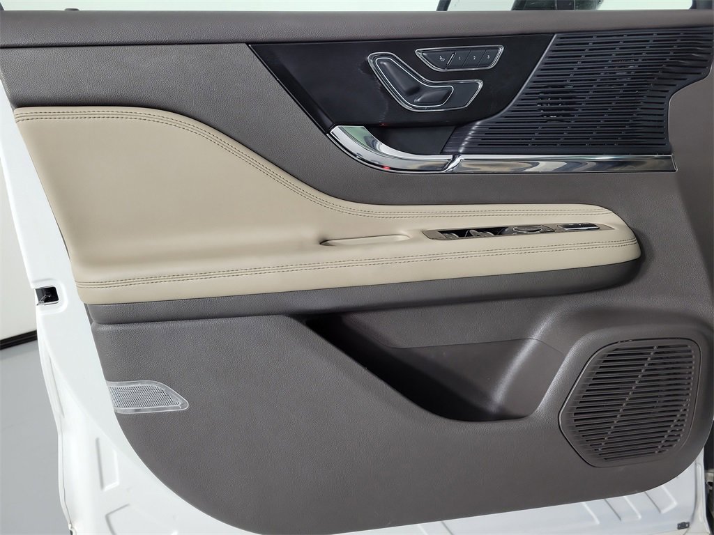 Used 2020 Lincoln Corsair FWD w/ Premium Package image 17