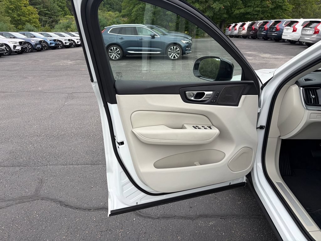 Certified 2025 Volvo XC60 T8 Plus AWD/4WD image 17