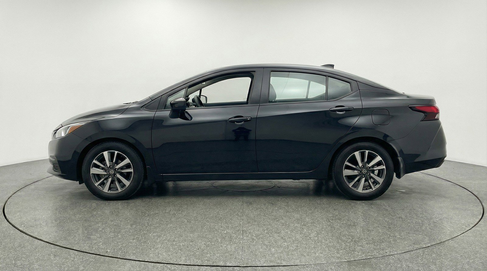 Used 2025 Nissan Versa SV image 5