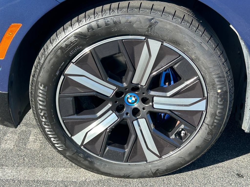Used 2024 BMW iX xDrive50 w/ Sport Package AWD/4WD image 9