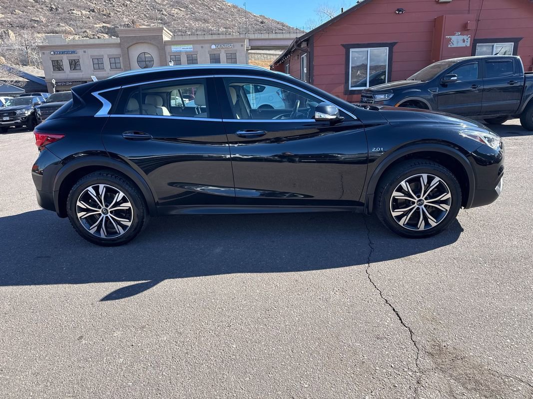 Used 2017 INFINITI QX30 Premium w/ Navigation Package image 8