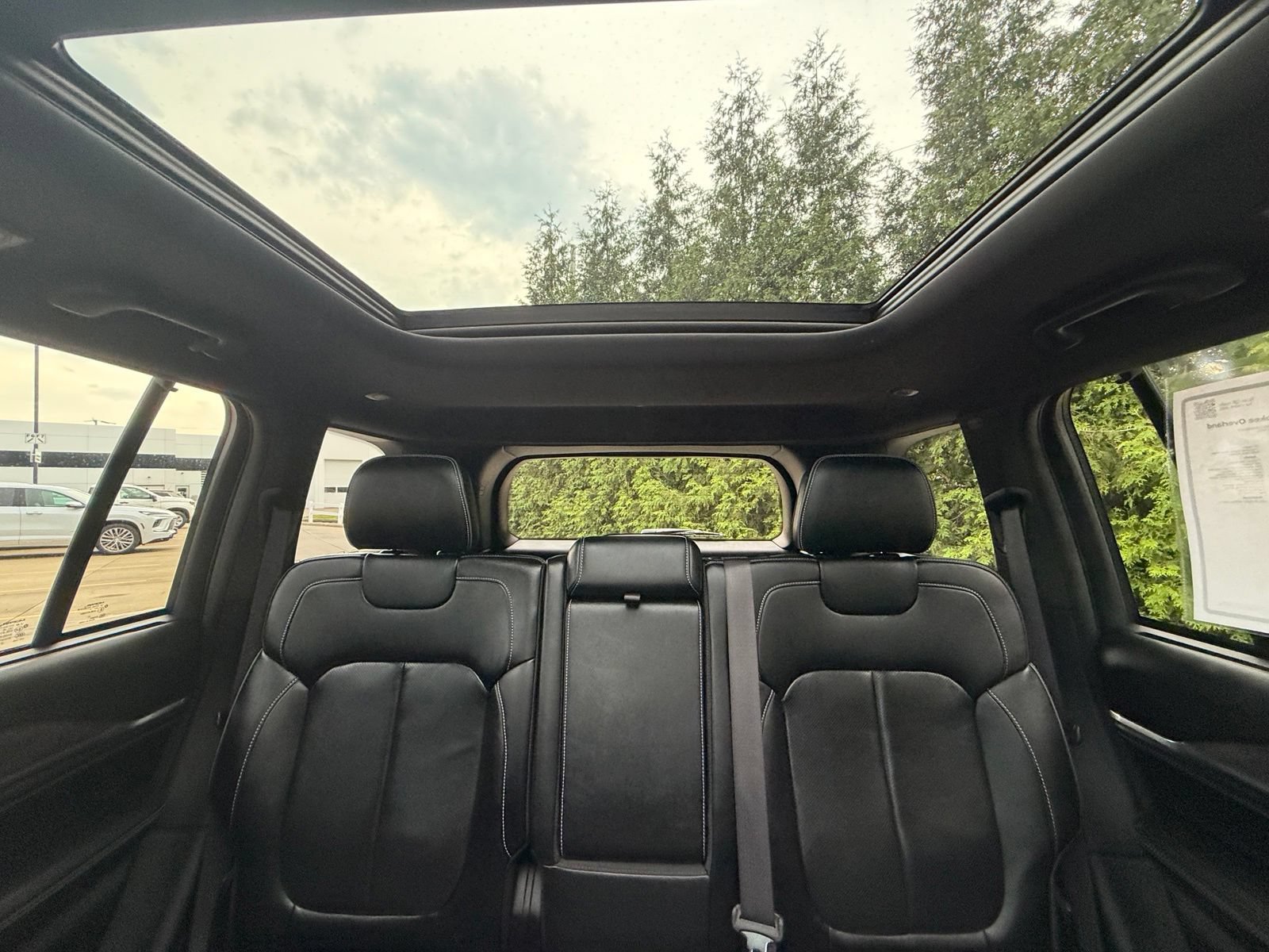 Used 2022 Jeep Grand Cherokee Overland w/ Adv Protech Group III AWD/4WD image 3