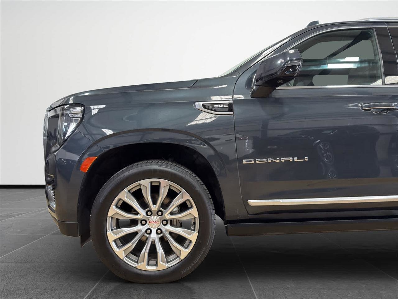 Used 2021 GMC Yukon Denali w/ Denali Premium Package image 2