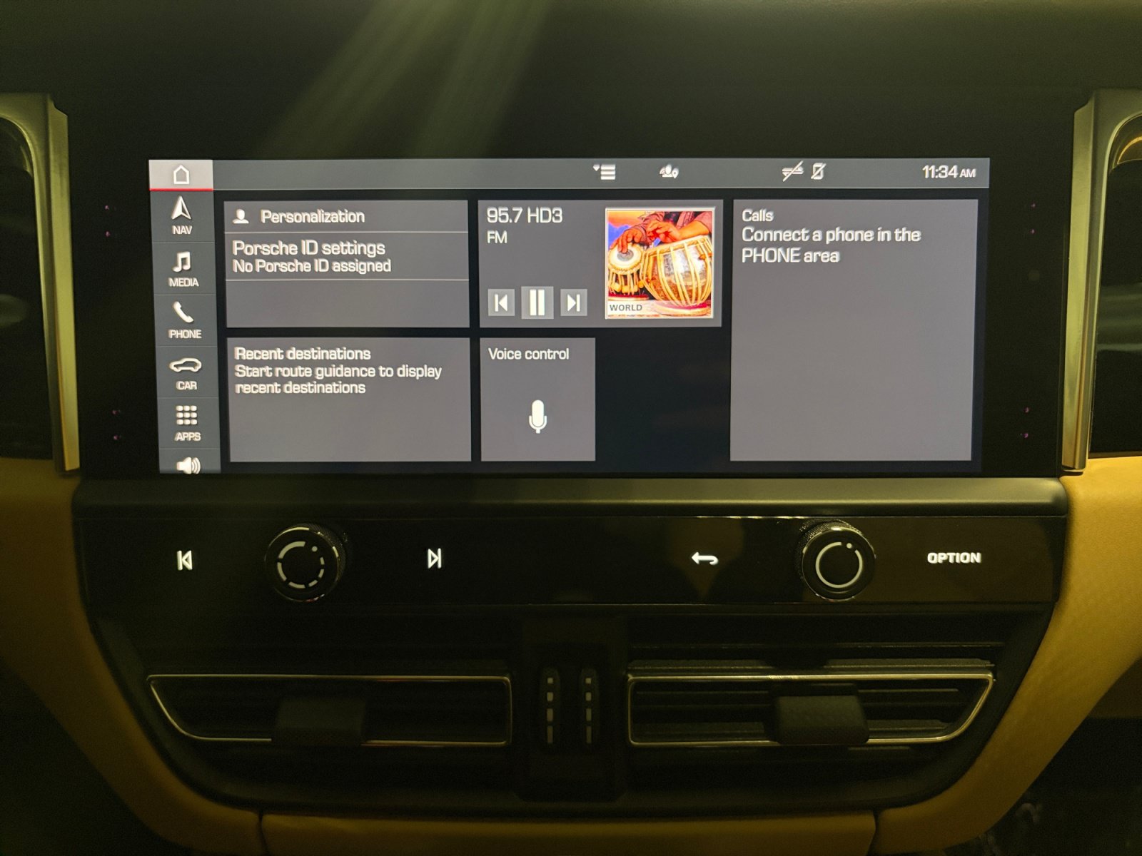 Certified 2023 Porsche Macan Turbo AWD/4WD image 35