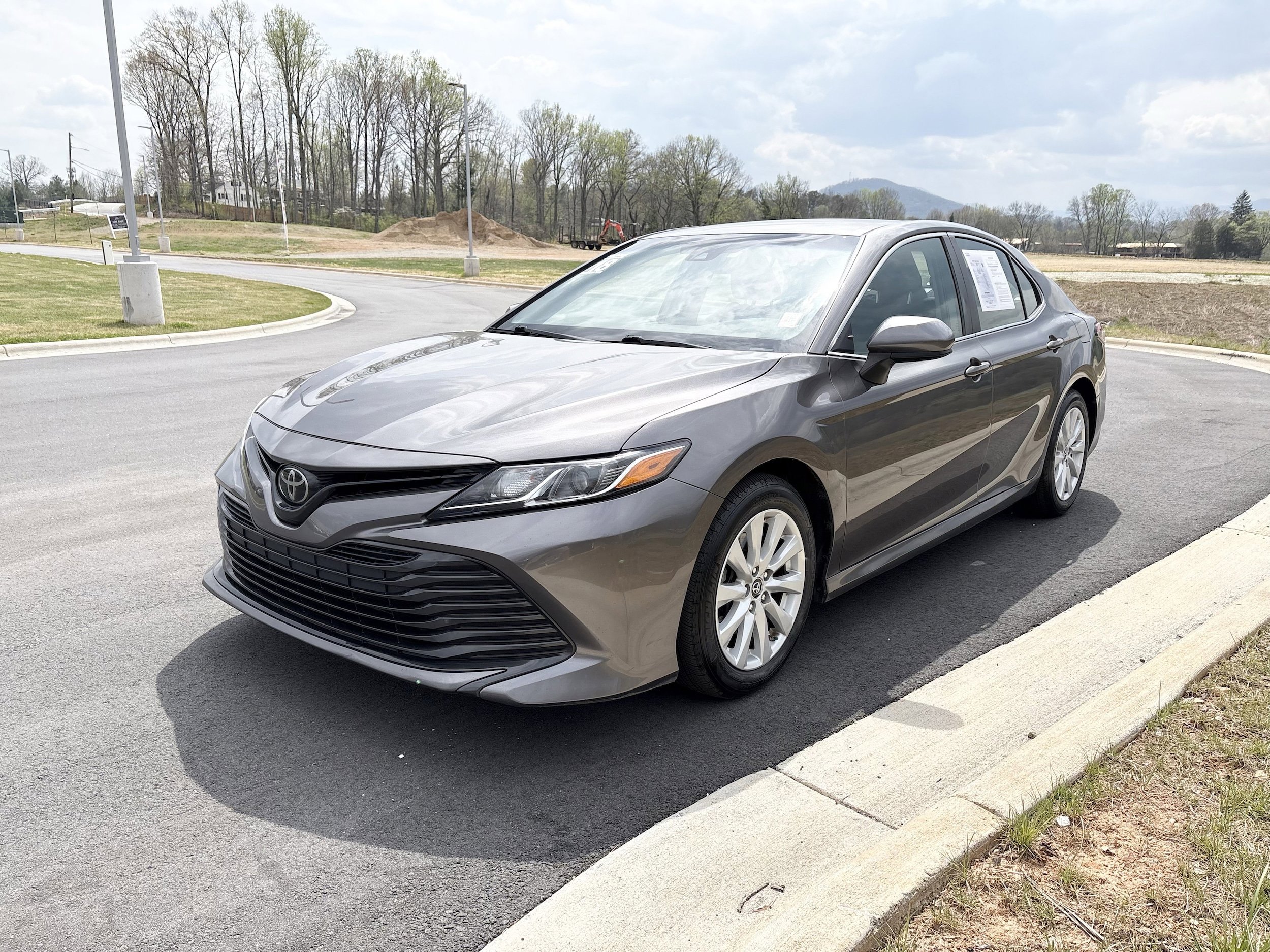 Used 2018 Toyota Camry LE FWD image 3