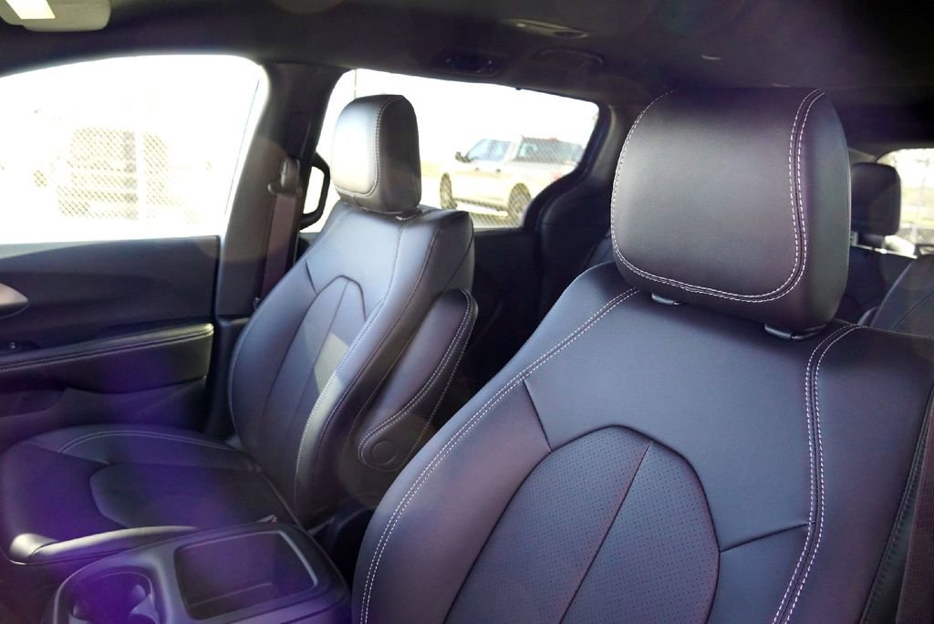 New 2026 Chrysler Pacifica Select image 11