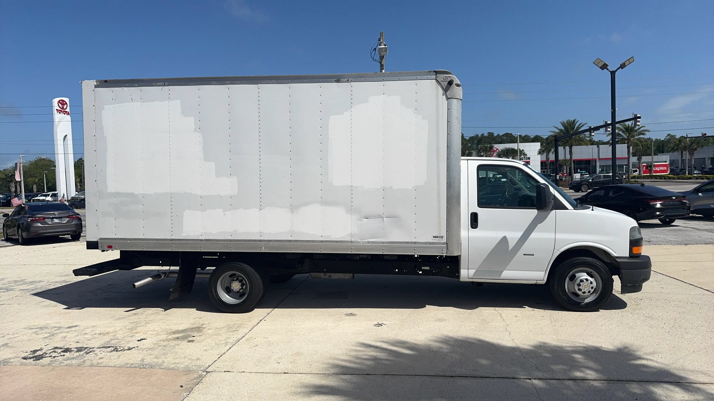 Used 2018 Chevrolet Express 3500 w/ Driver Convenience Package RWD image 6
