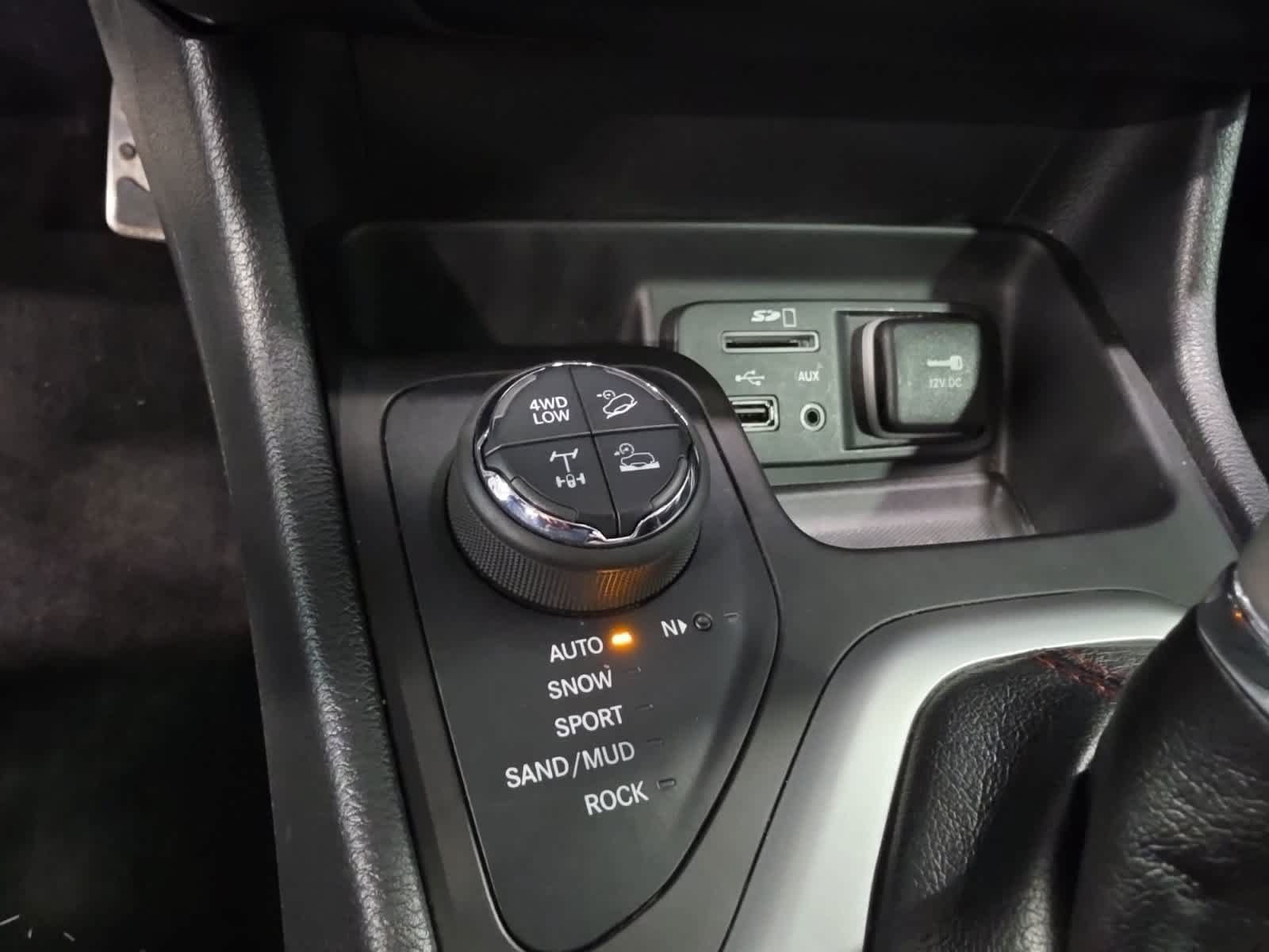 Used 2017 Jeep Cherokee Trailhawk w/ Comfort & Convenience Group AWD/4WD image 25