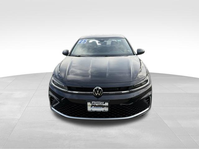 Used 2025 Volkswagen Jetta SE w/ Sunroof Package FWD image 2