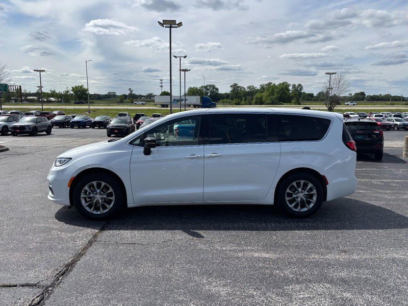Used 2026 Chrysler Pacifica Limited FWD image 2