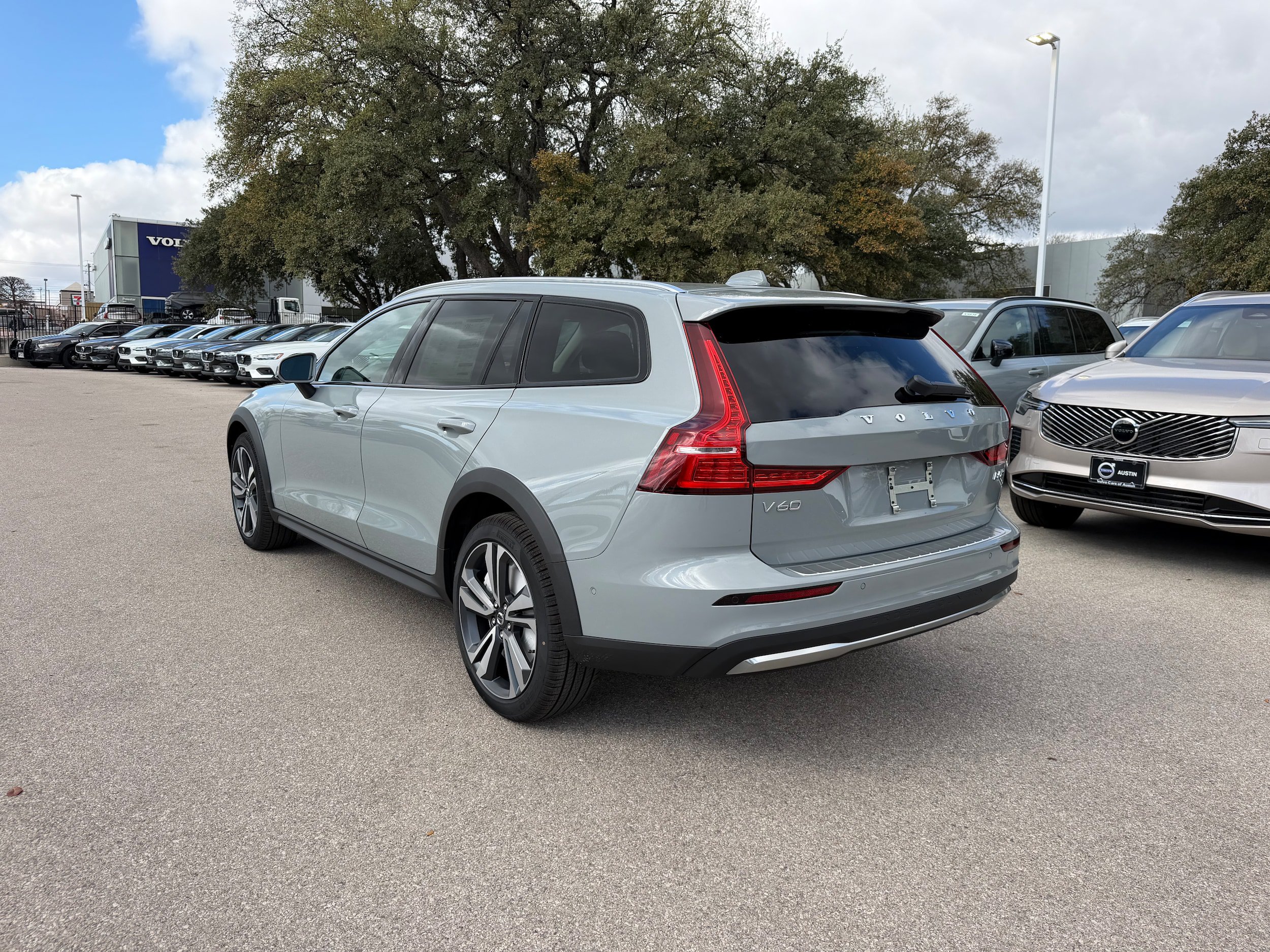 New 2026 Volvo V60 B5 Cross Country Plus w/ Climate Package AWD/4WD image 4