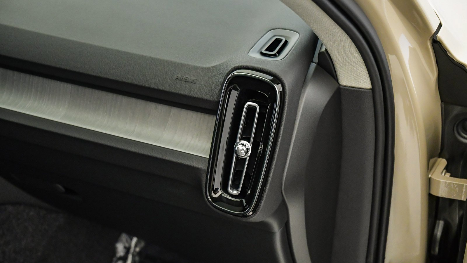 Certified 2025 Volvo XC40 B5 Plus w/ Climate Package image 17