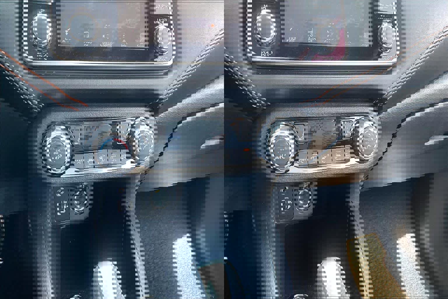 Used 2021 Nissan Versa SR w/ Convenience Package image 32