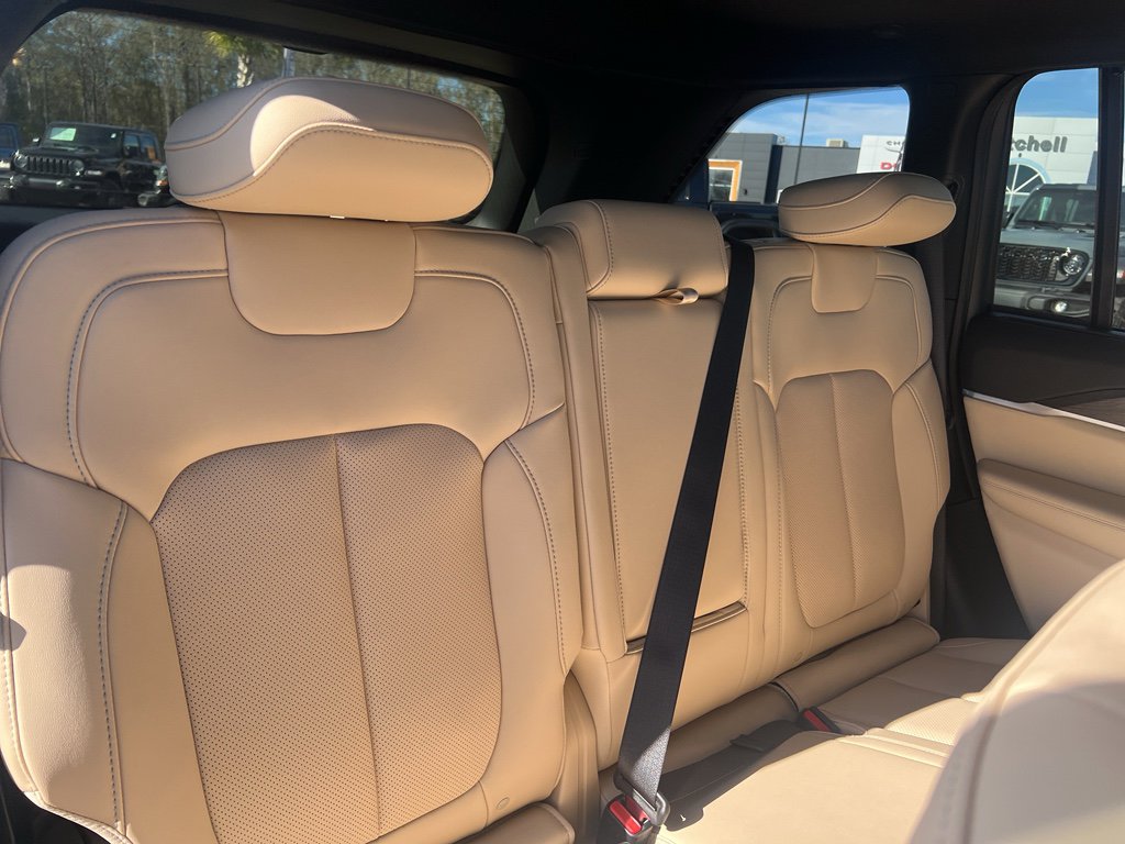 New 2025 Jeep Grand Cherokee Limited w/ Luxury Tech Group II AWD/4WD image 15