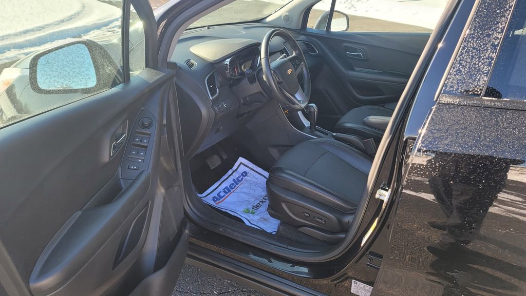 Used 2022 Chevrolet Trax LT w/ Driver Confidence Package image 18