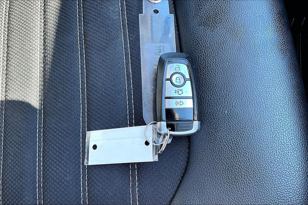 Used 2017 Ford Fusion SE w/ Equipment Group 201A image 12