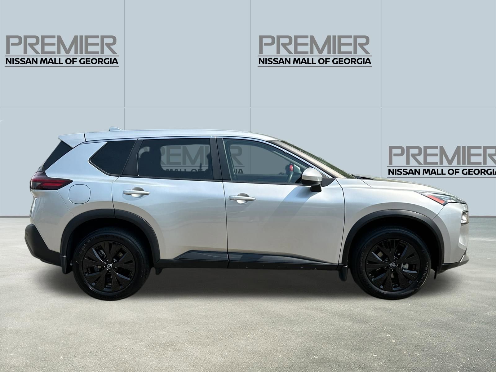 Used 2023 Nissan Rogue SV image 4