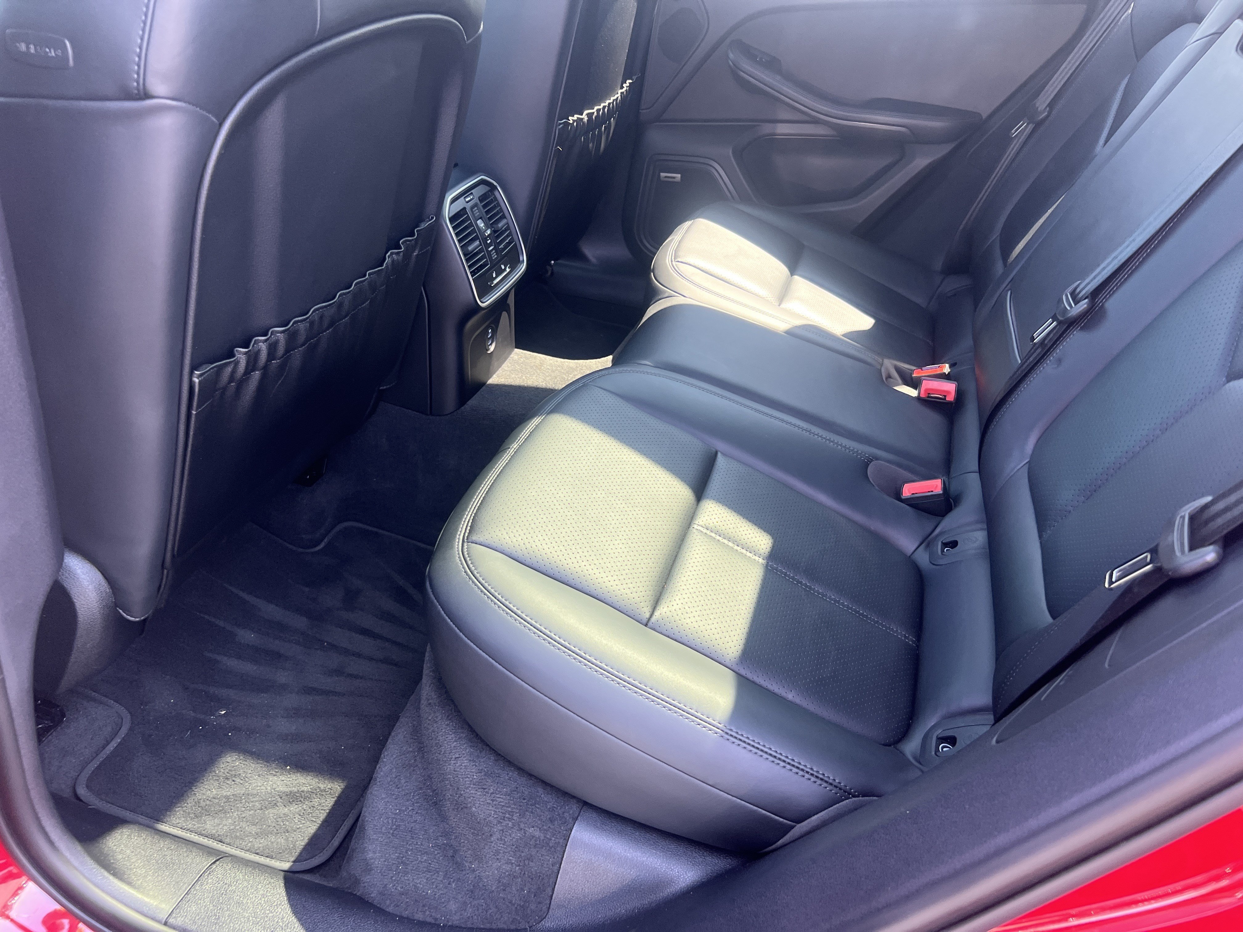 Used 2023 Porsche Macan AWD/4WD image 33