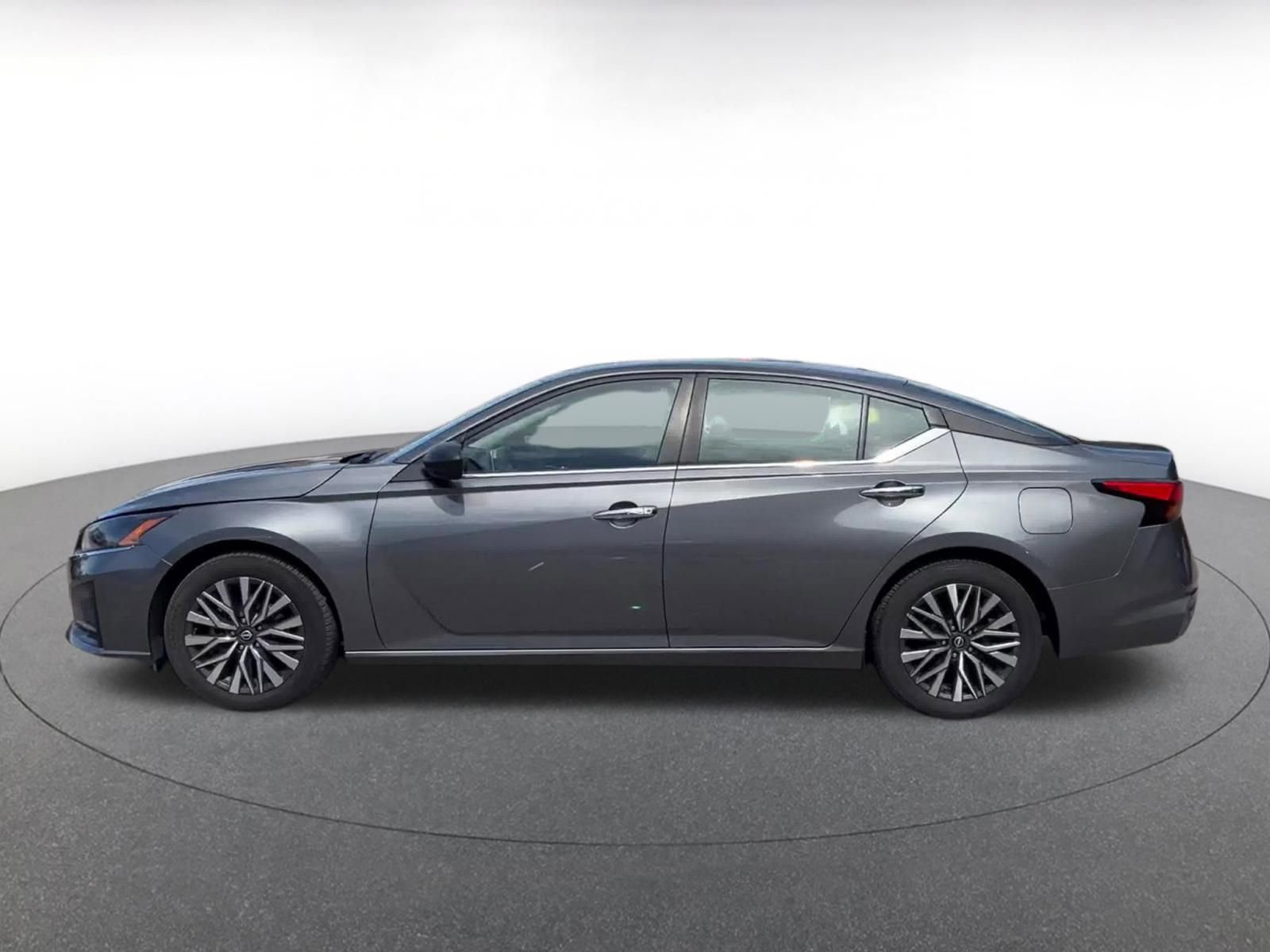 Used 2025 Nissan Altima 2.5 SV FWD image 9
