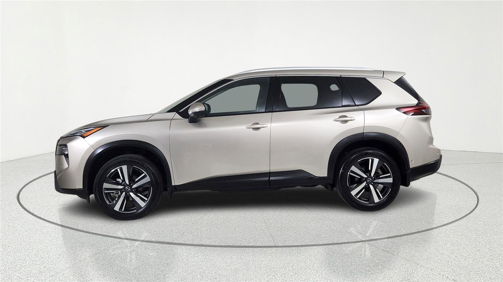 Used 2024 Nissan Rogue SL w/ SL Premium Package image 3