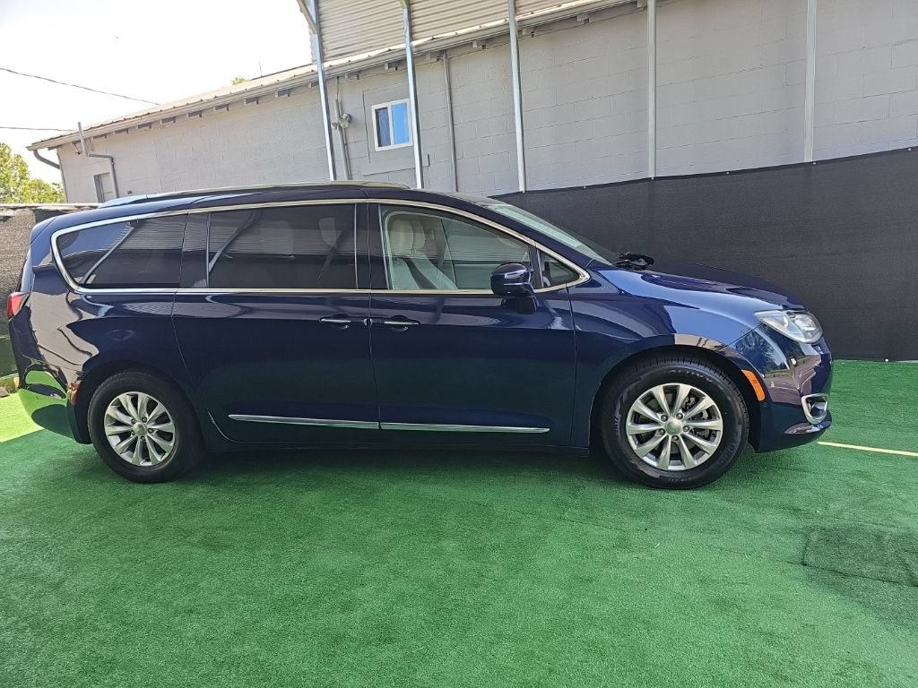 Used 2018 Chrysler Pacifica Touring-L Plus w/ Advanced Safetytec Group FWD image 2
