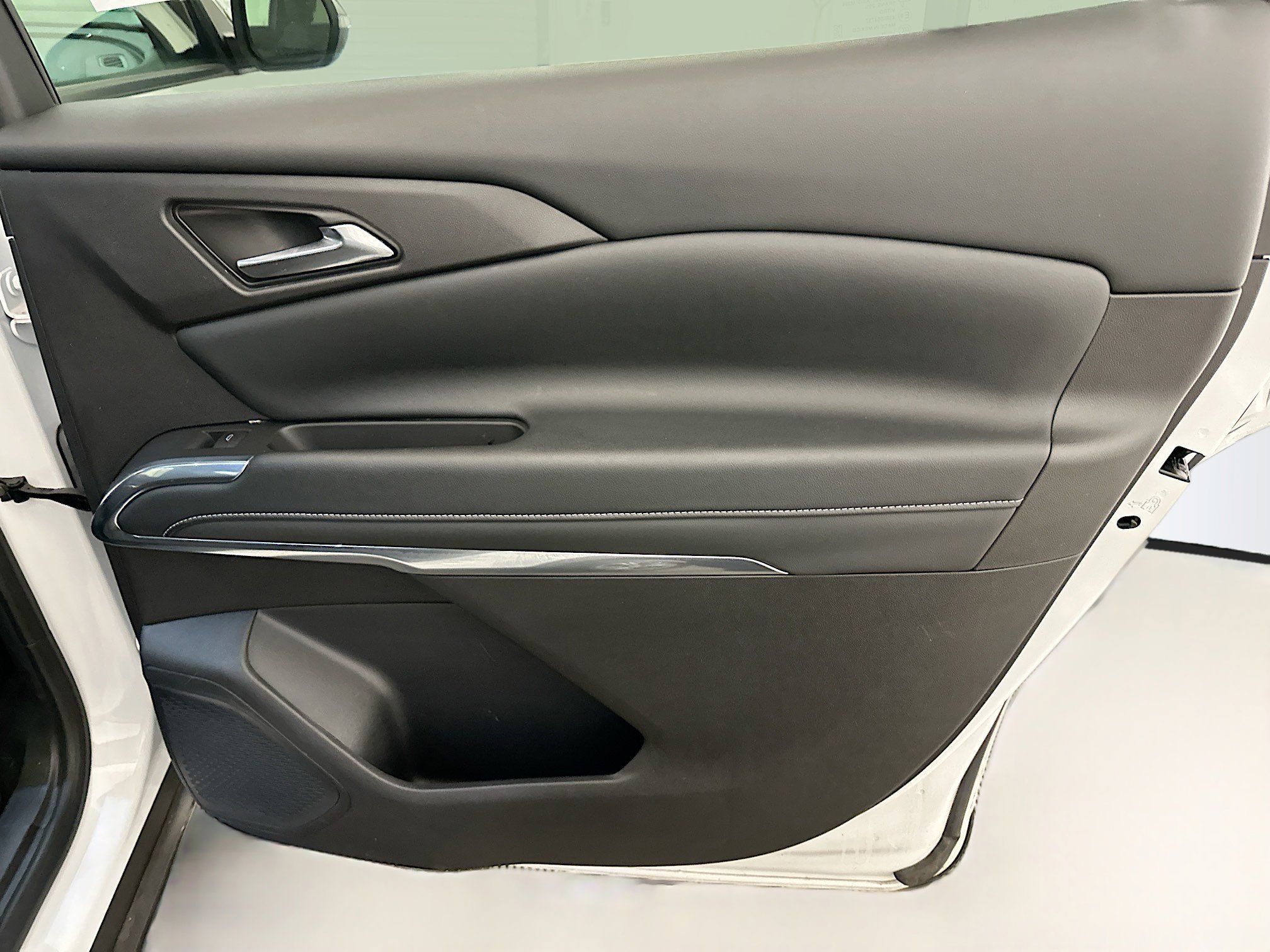 Used 2025 Chevrolet Traverse LT image 33