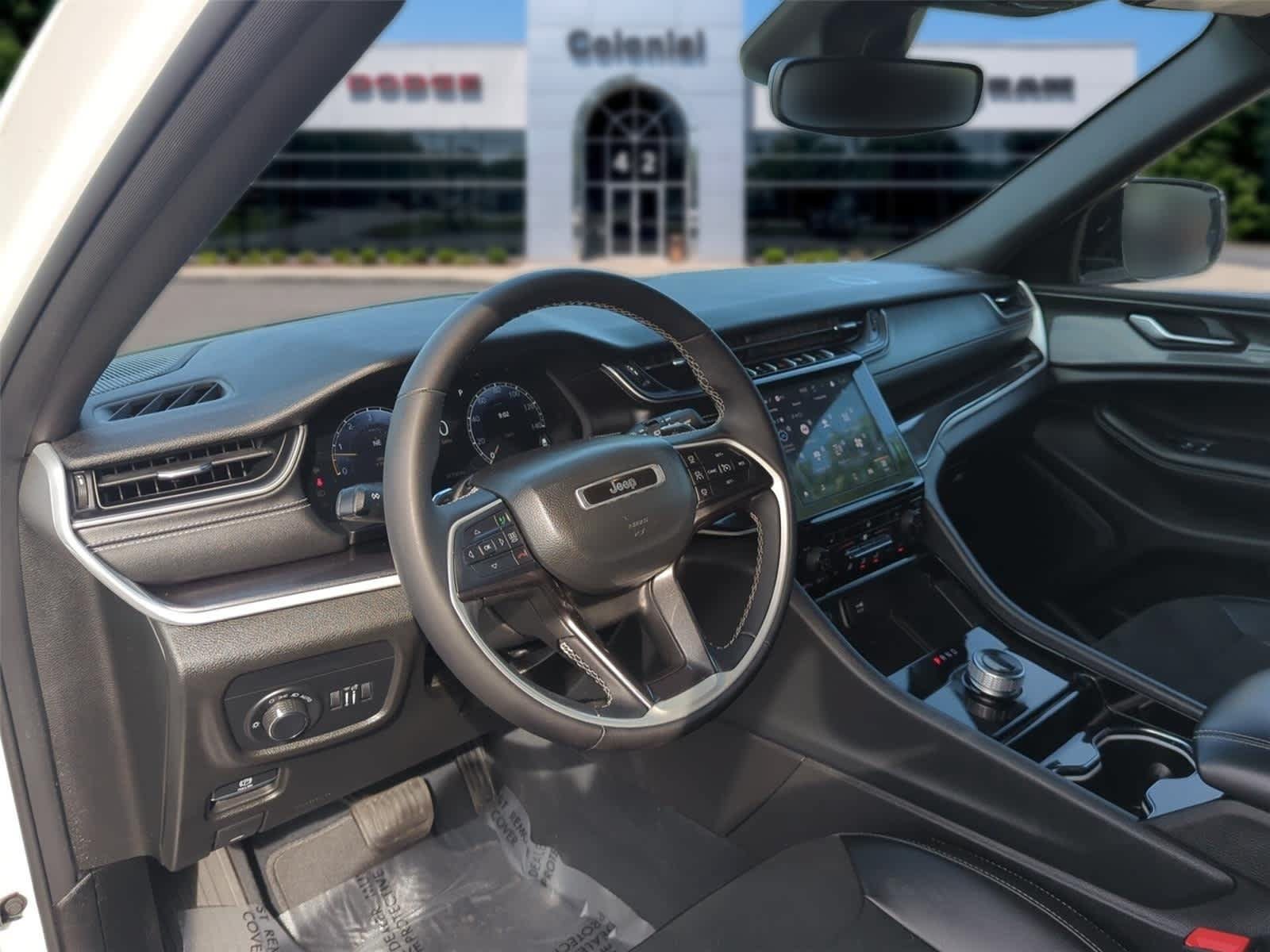 Used 2023 Jeep Grand Cherokee Altitude AWD/4WD image 12