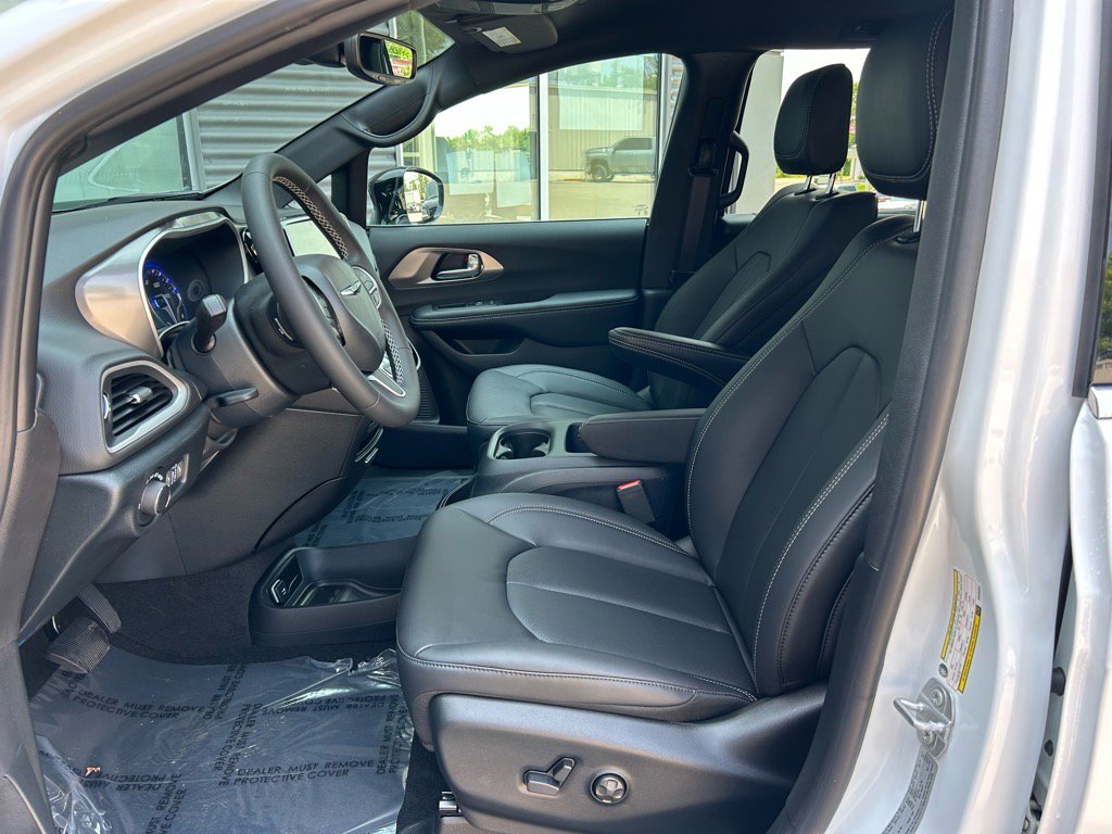 New 2025 Chrysler Voyager LX image 13