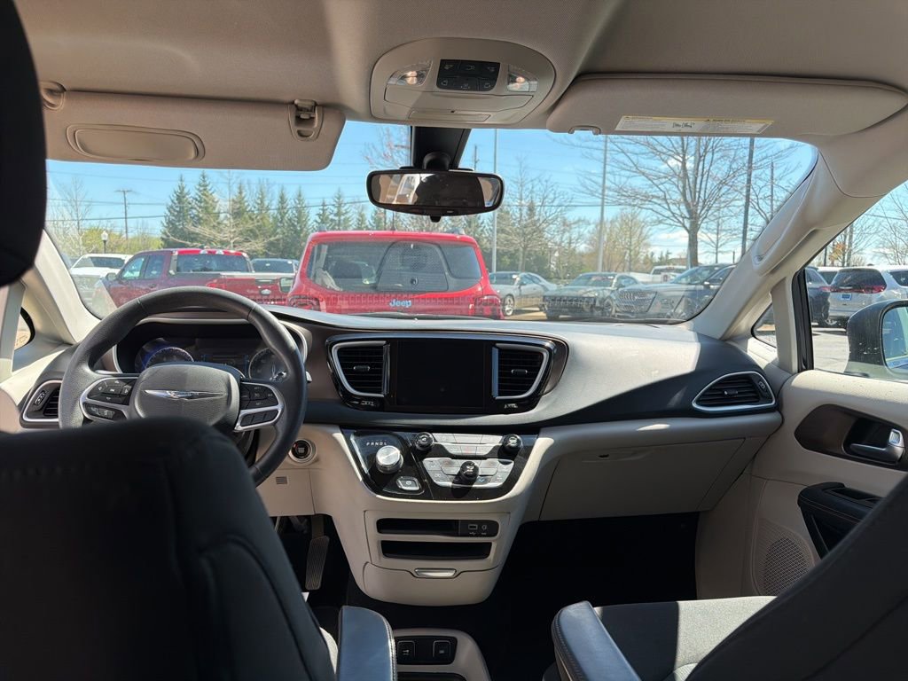 Used 2017 Chrysler Pacifica Touring FWD image 13