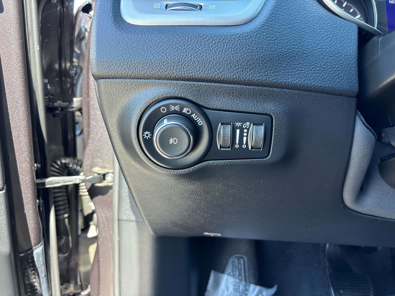 Used 2020 Jeep Compass Latitude w/ Cold Weather Group AWD/4WD image 16