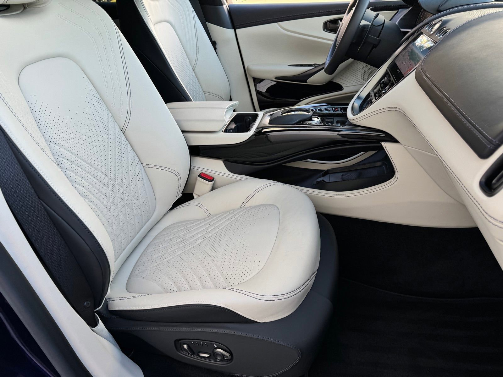 Used 2022 Aston Martin DBX Base image 20