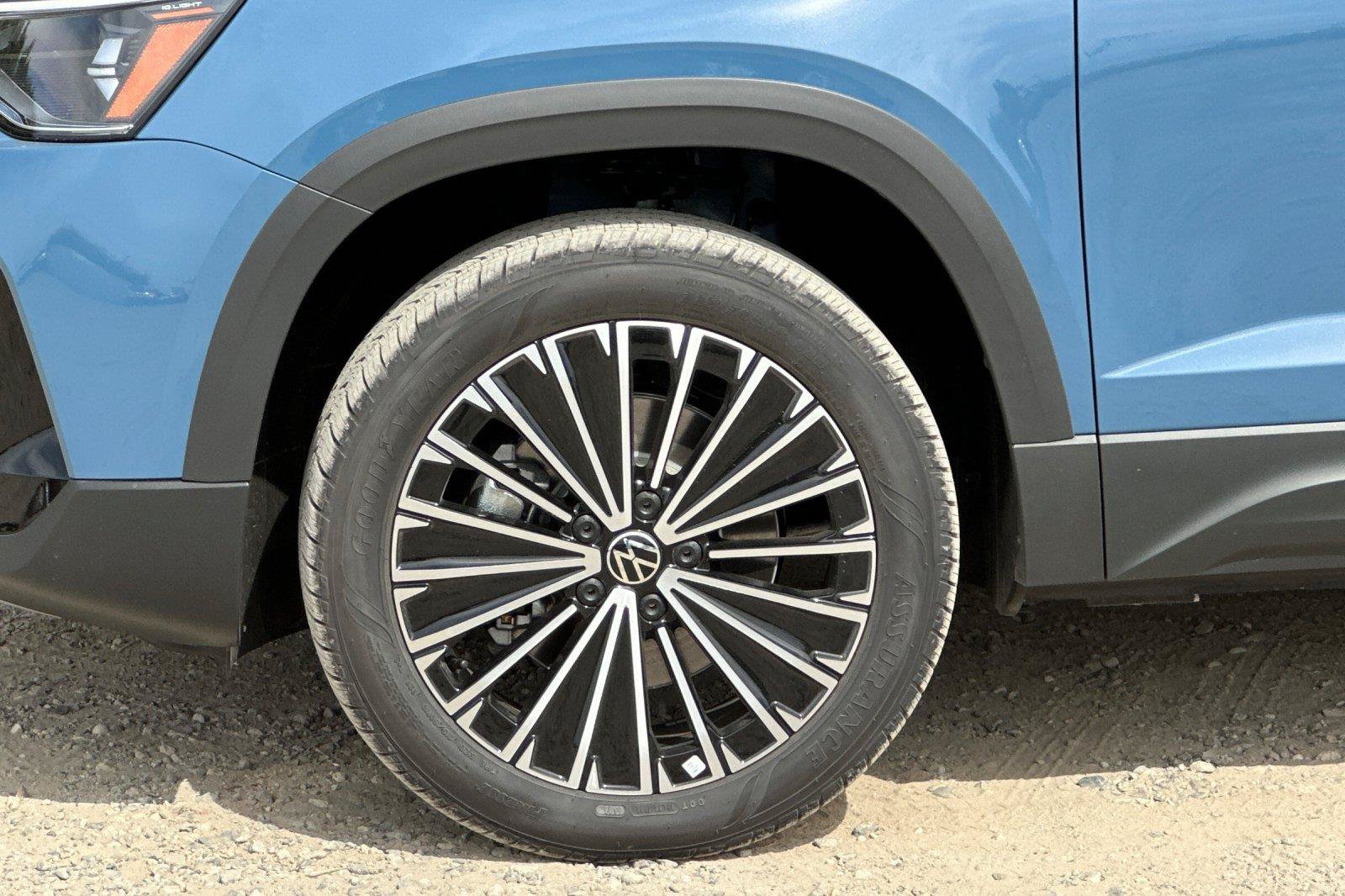 New 2026 Volkswagen Taos SE FWD image 25