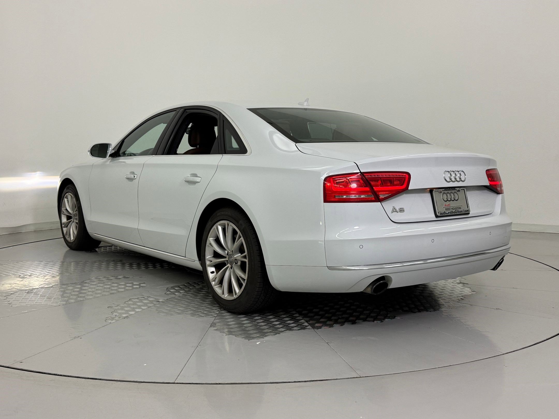 Used 2013 Audi A8 3.0T image 3
