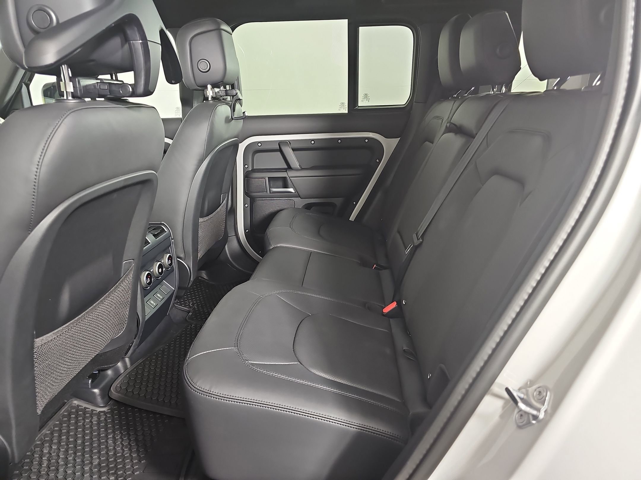 New 2026 Land Rover Defender 110 X-Dynamic SE image 11