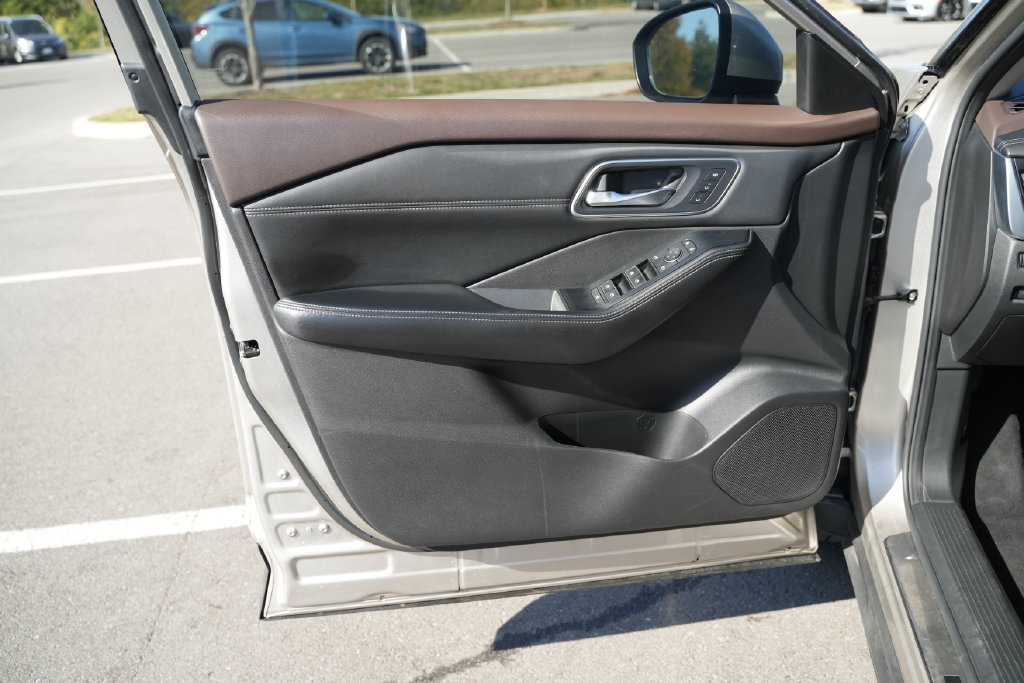 Used 2022 Nissan Rogue Platinum w/ Head-Up Display Package FWD image 16