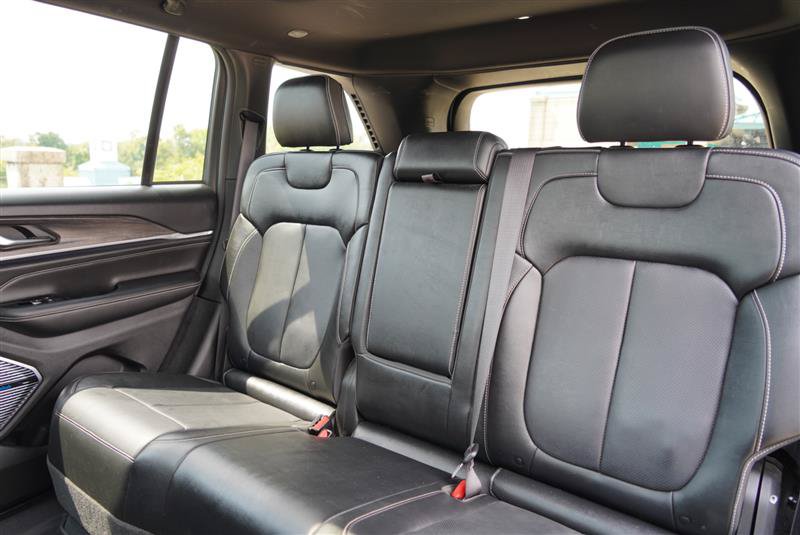 Used 2023 Jeep Grand Cherokee Overland AWD/4WD image 89