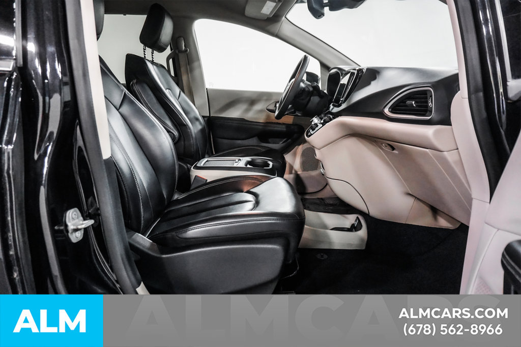 Used 2023 Chrysler Pacifica Touring-L FWD image 20