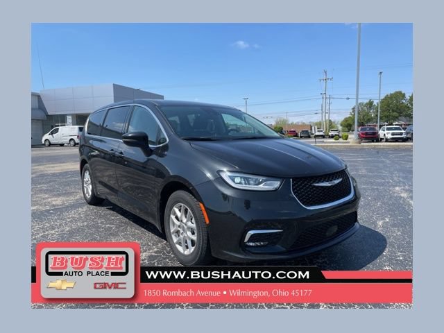 Used 2023 Chrysler Pacifica Touring-L FWD image 1